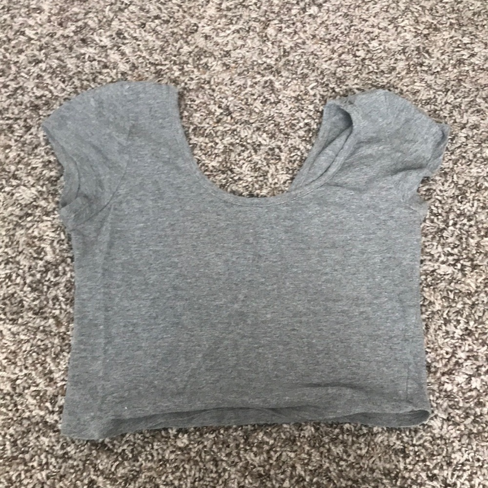 Grey short sleeve crop top